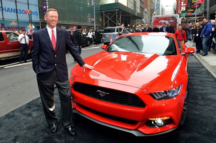 Ford chính thức ra mắt chiếc Mustang 2015 - 10 Và phiên bản Mustang 2015 coupé cùng người mẫu Ala Mulally